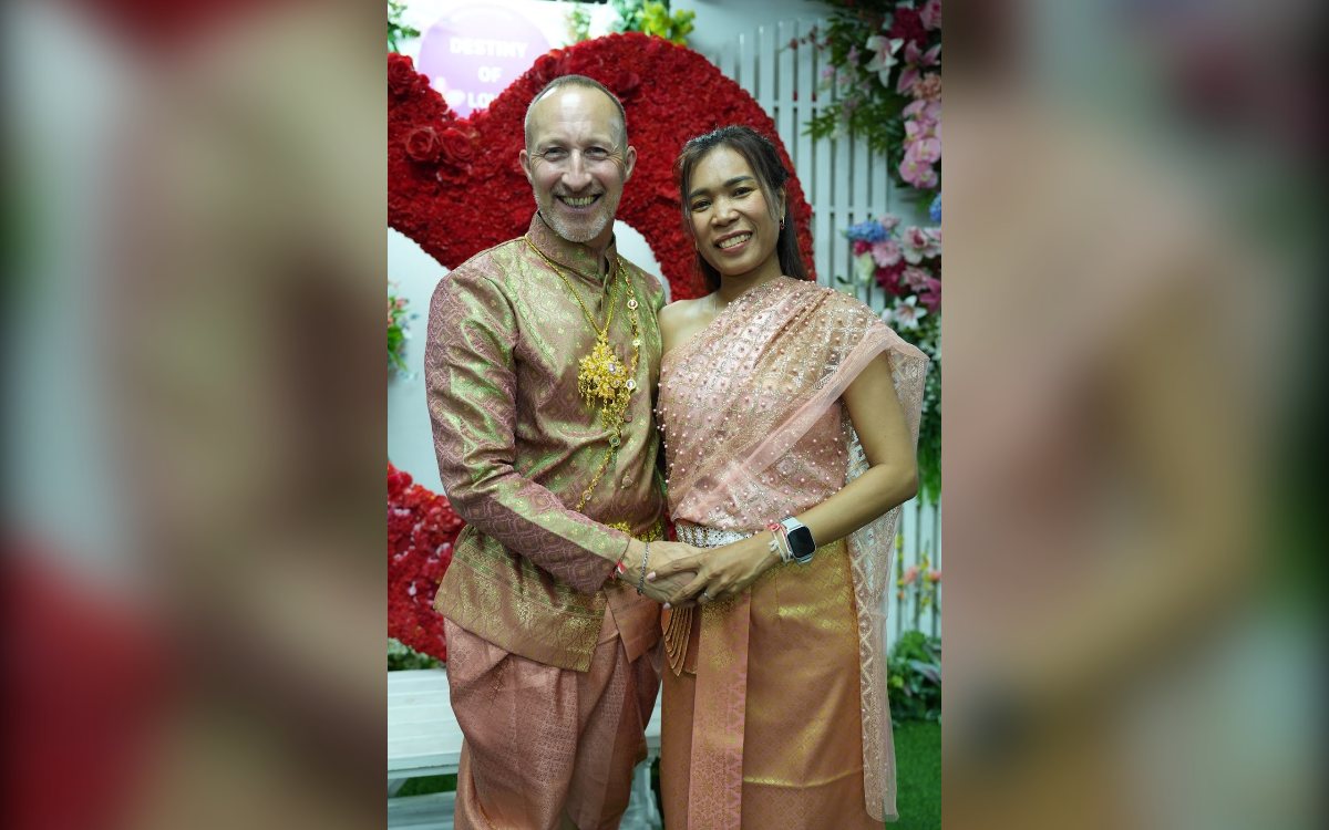 spoyzy-client-wedding-family-reunification Belgian-Thai couple in traditional Thai wedding dress, Spoyzy clients for marriage and family reunification