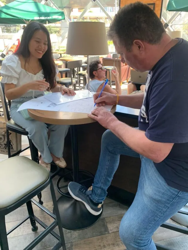 Client filling in visa forms with Spoyzy